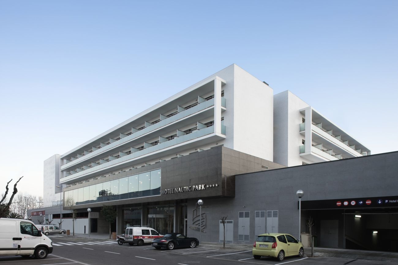 ADEMÀ CANELA COMELLA Arquitectes Associats S.L.P: Hotel de 4 estrellas en Platja d’Aro