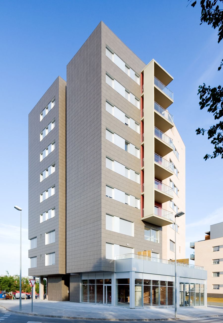 ADEMÀ CANELA COMELLA Arquitectes Associats S.L.P: Edificio plurifamiliar en Figueres